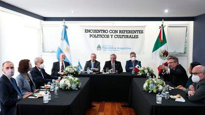 Fotografía cedida este lunes del presidente de Argentina, Alberto Fernández (c), en su visita oficial a México, del encuentro que sostuvo este lunes con académicos, intelectuales y políticos mexicanos en la sede de la embajada argentina en la capital. EFE/Presidencia de Argentina/SOLO USO EDITORIAL/PARA ILUSTRA UNICAMENTE LA NOTICIA/NO VENTAS 