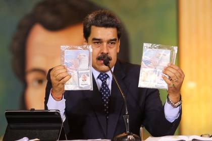 Foto de archivo. Nicolás Maduro muestra documentos durante una conferencia de prensa virtual en Caracas, Venezuela. 6 de mayo de 2020. Palacio de Miraflores/vía REUTERS