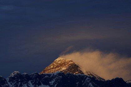 La luz ilumina el Monte Everest en una foto de 2015 (REUTERS/Navesh Chitrakar/archivo)