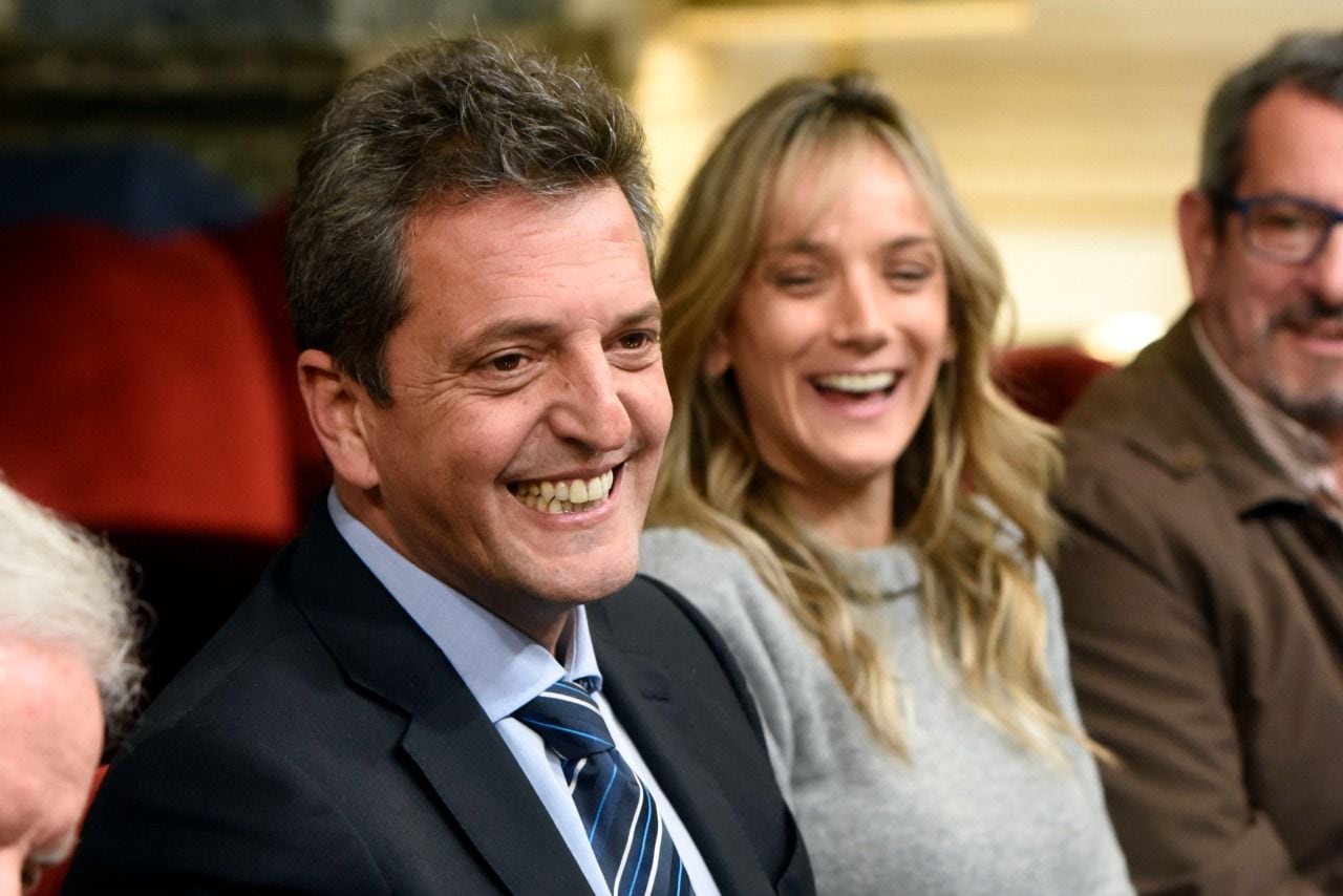 Sergio Massa y Malena Galmarini durante la entrega de una distinción al Ballet de Arte Folclórico Argentino, en el Salón de Honor de Diputados.