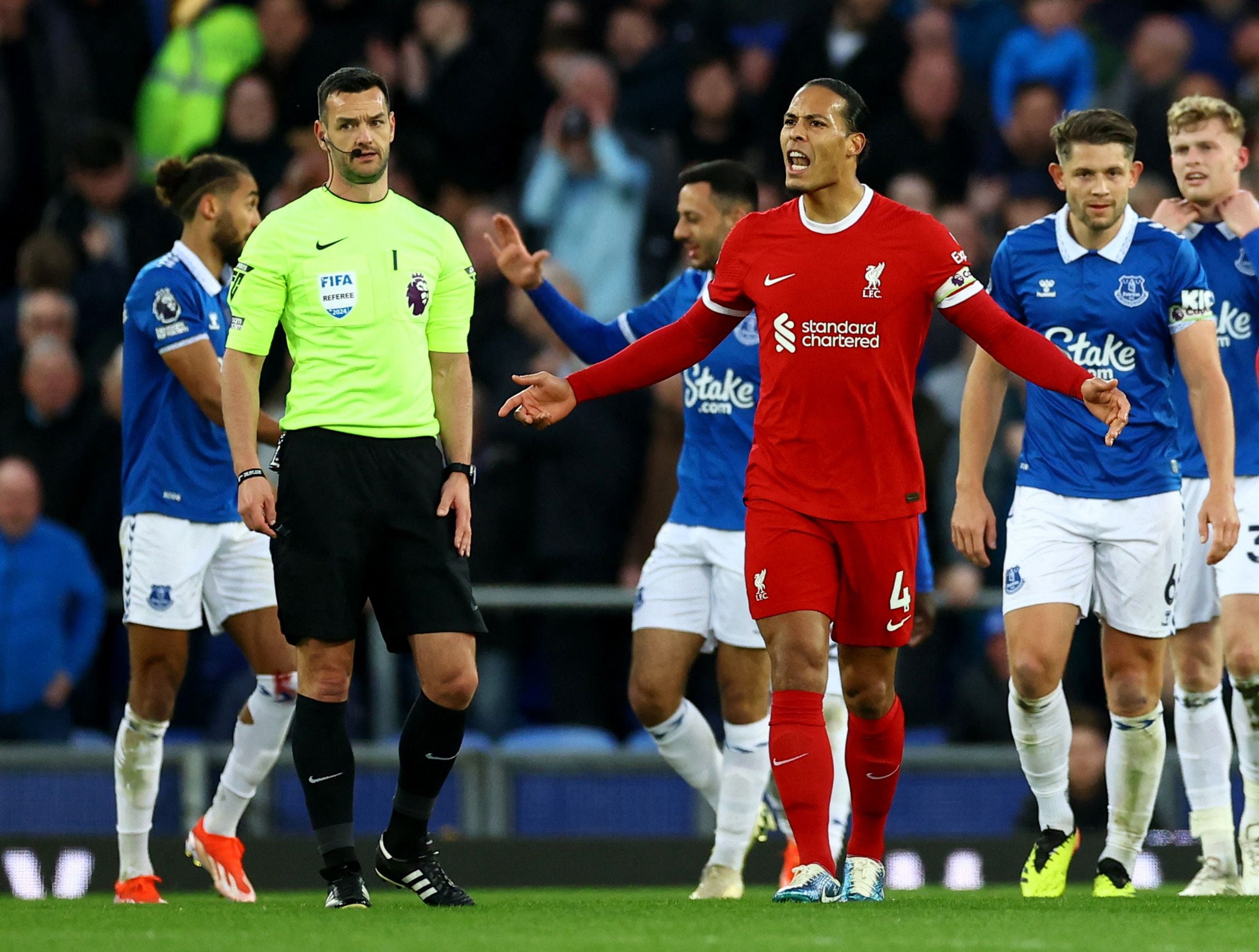 Fútbol - Liga Premier - Everton v Liverpool - Goodison Park, Liverpool, Bretaña - abril 24, 2024 Liverpool's Virgil van Dijk looks dejected after Everton's Jarrad Branthwaite scores their first goal REUTERS/Carl Recine NO USE WITH UNAUTHORIZED AUDIO, VÍDEO, DATA, FIXTURE LISTS, CLUB/LEAGUE LOGOS OR 'LIVE' SERVICES. ONLINE IN-MATCH USE LIMITED TO 45 IMAGES, NO VIDEO EMULATION. NO USE IN BETTING, GAMES OR SINGLE CLUB/LEAGUE/PLAYER PUBLICATIONS.