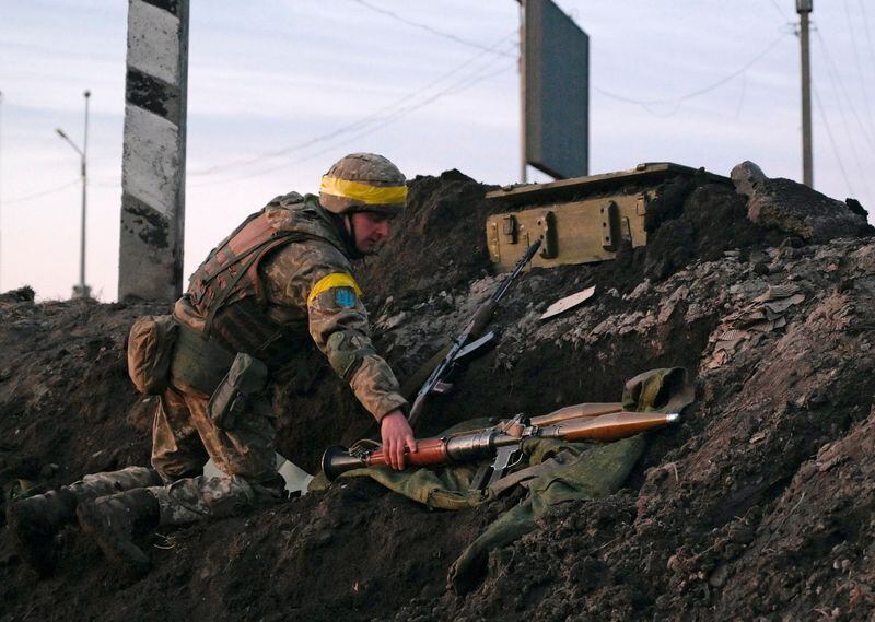 Un militar ucraniano sostiene un lanzador de granadas propulsadas por cohetes (RPG) en posiciones de combate a las afueras de la ciudad de Járkov, Ucrania. 24 de febrero de 2022. REUTERS/Maksim Levin