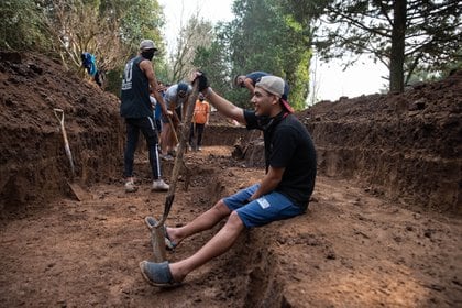 El joven nadador agarró una pala y ayudó a cavar el pozo para su nueva pileta (Franco Fafasuli)