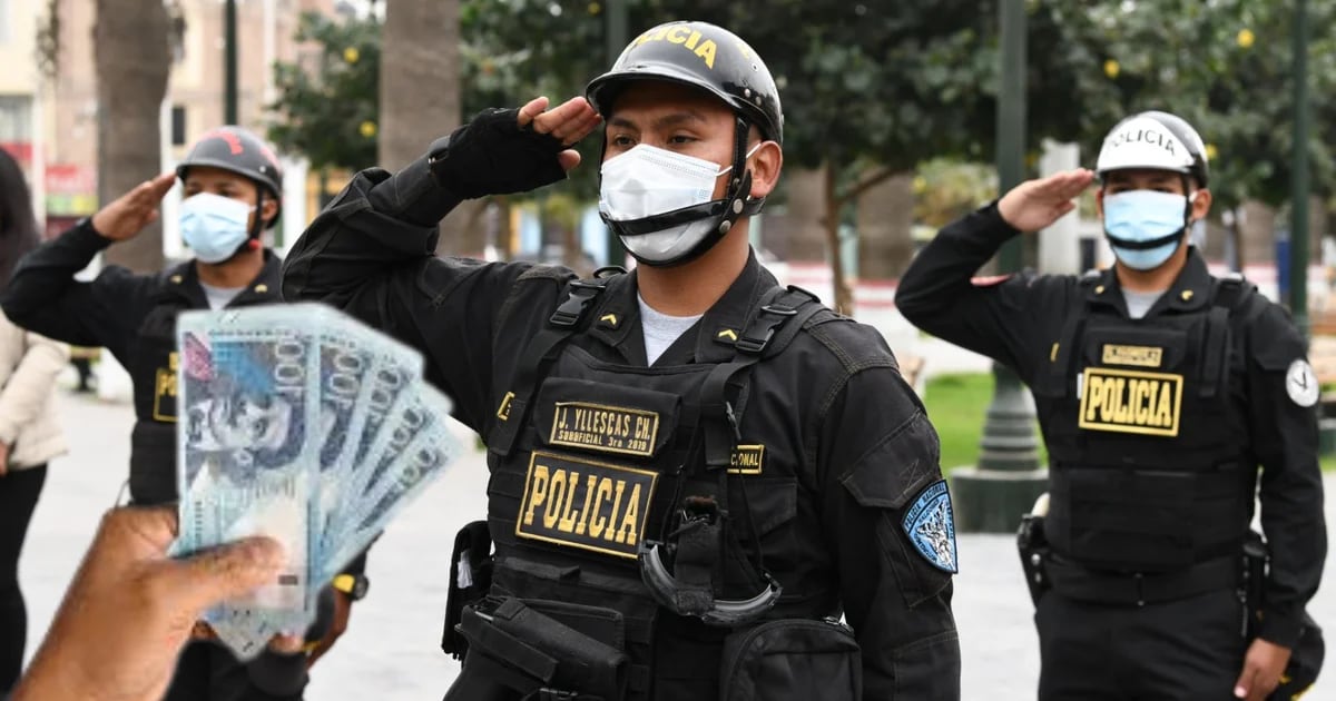 How much does a police officer pay per month in Peru?