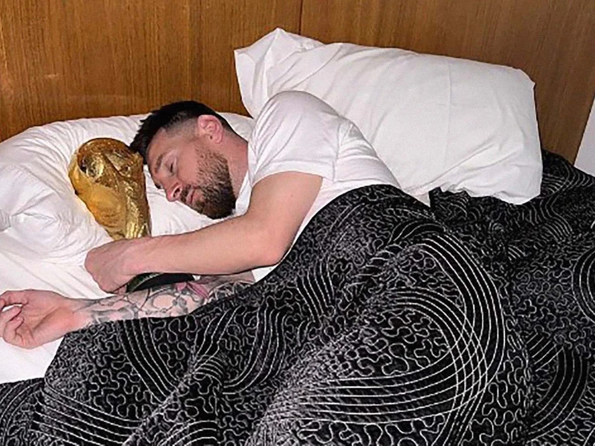 La foto de Messi durmiendo con la Copa del Mundo tras su llegada a la  Argentina - Infobae