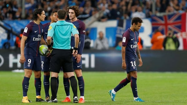 El brasileño Neymar fue expulsado en el clásico entre el Paris Saint Germain y el Olympique Marsella