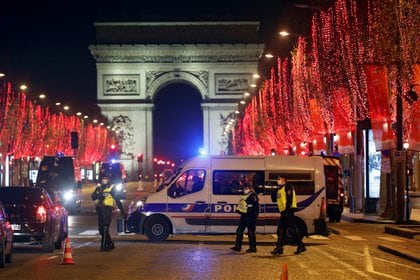 En Francia, el toque de queda impuesto por el Gobierno se extenderá a 15 regiones sacudidas por el coronavirus (REUTERS/Charles Platiau)