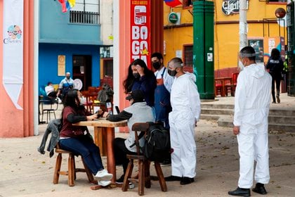 Personas en una mesa en la plaza del Chorro de Quevedo en Bogotá (Colombia). EFE/ Carlos Ortega/Archivo
