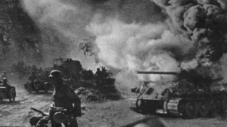 Tropas alemanas junto a un T-34 ruso destruido (Getty)