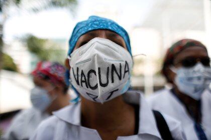 Personal médico en Venezuela reclama más vacunas para su crítico sector - REUTERS/Leonardo Fernandez Viloria/File Photo