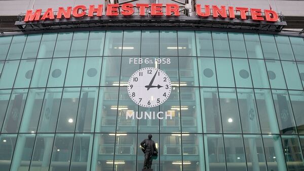 El estadio de Old Trafford luce un reloj que marca las 15:04, hora en que sucedió la Tragedia de Múnich en 1958 (AFP)