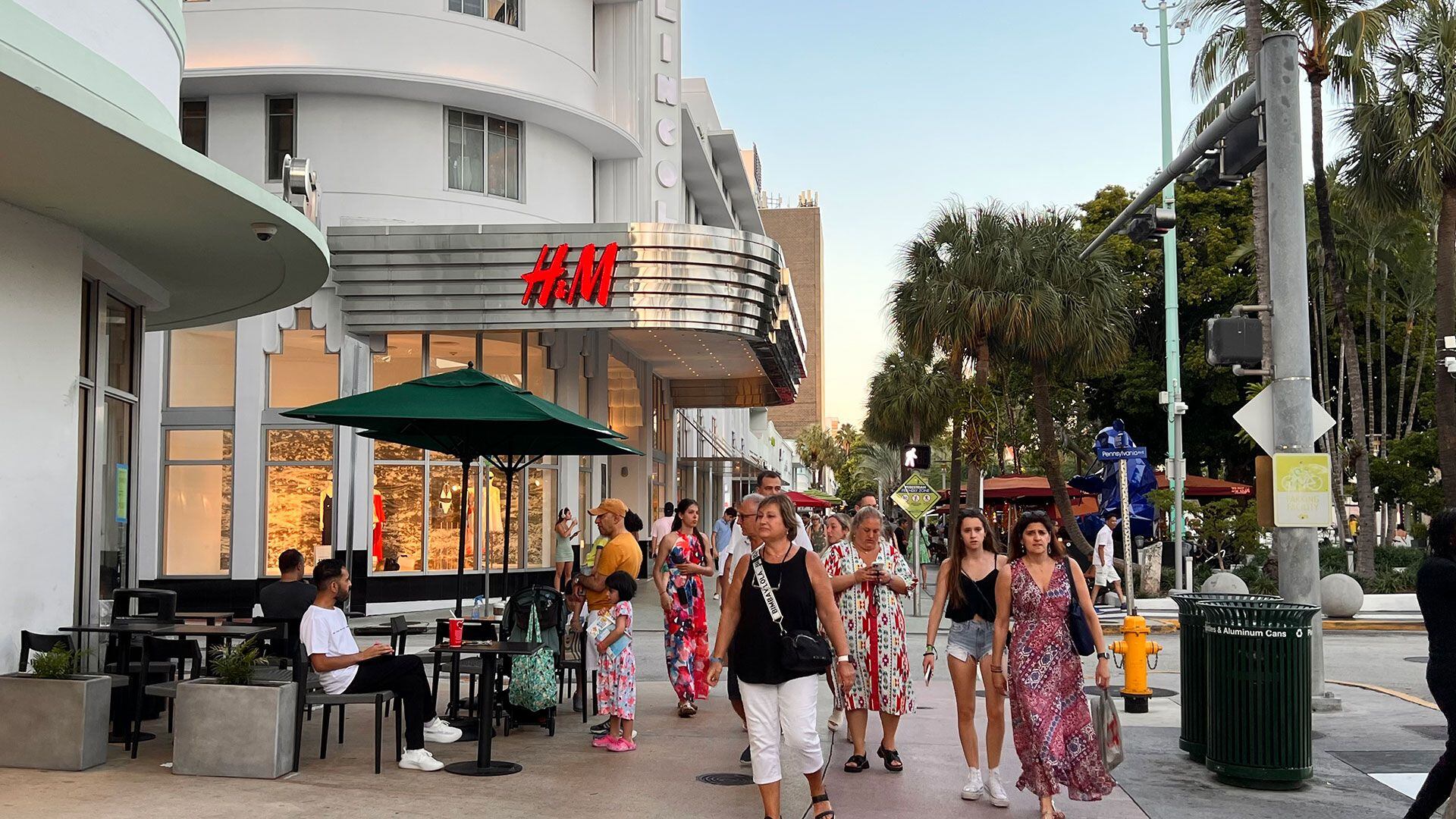 Lincoln Road Mall combina moda, arte y gastronomía en un ambiente exclusivo para peatones en Miami Beach. (Opy Morales)