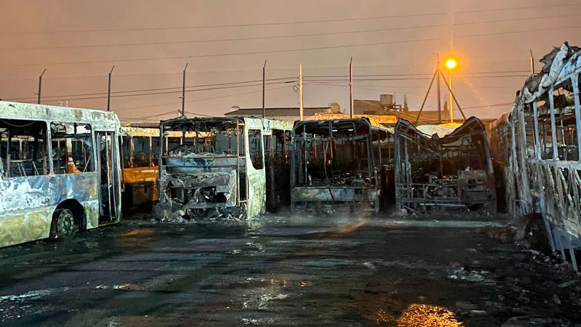 Veinte dotaciones de bomberos trabajaron para controlar las llamas. (@bagliettoc)