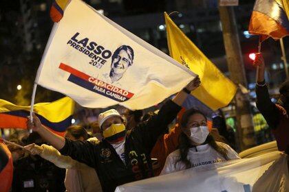 Partidarios del candidato presidencial Guillermo Lasso celebran mientras esperan los resultados oficiales de la elección en Quito, Ecuador. 11 abril 2021. REUTERS/Luisa González