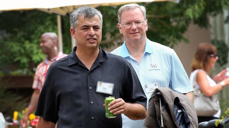 De izquierda a derecha, Eddy Cue, vicepresidente de los servicios de internet y software de Apple, junto al jefe ejecutivo de Google, Eric Schmidt (Foto: AFP)