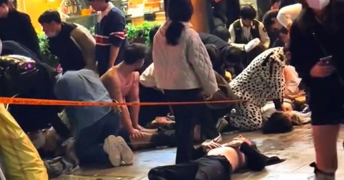 El video más dramático tras la estampida que mató a 151 personas durante las celebraciones de Halloween en Seúl