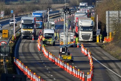 Los camiones de carga se detienen para someterse a controles en la autopista M20 mientras se dirigen hacia el Eurotúnel y el puerto de Dover, con destino a Francia (REUTERS / Toby Melville)