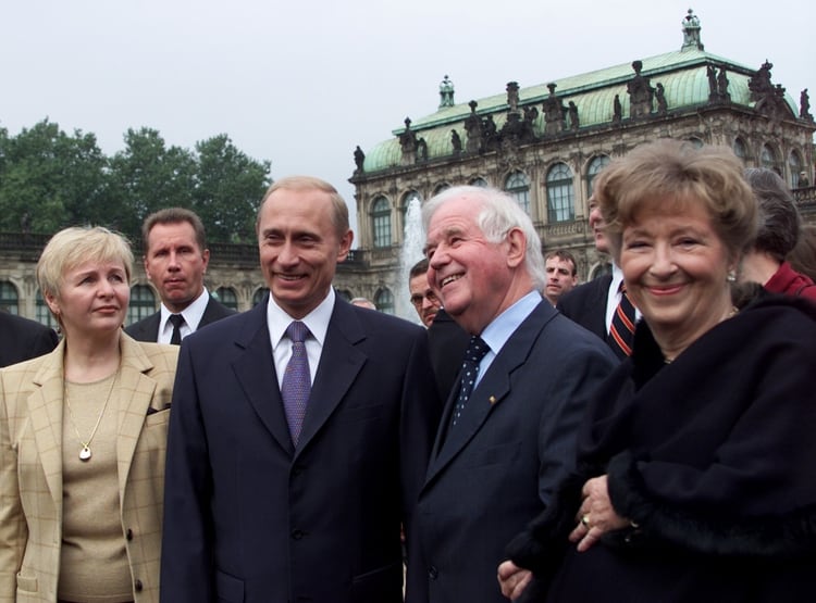 En 2001 los Putin —todavía casados— regresaron a Dresde; los recibieron el primer ministro de Sajonia, Kurt Biedenkopf, y su esposa Ingrid. (REUTERS/Arnd Wiegmann)