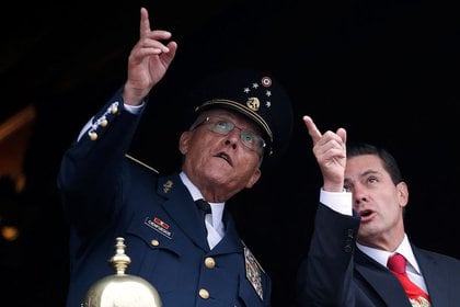 Imagen de archivo. El entonces presidente de México, Enrique Peña (derecha), y el otrora secretario de Defensa, Salvador Cienfuegos (Foto: REUTERS/Gustavo Graf)