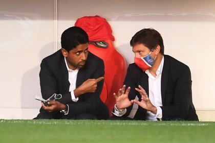 El presidente del PSG, Nasser Al-Khelaifi, junto al director deportivo del club Leonardo (REUTERS/David Ramos)