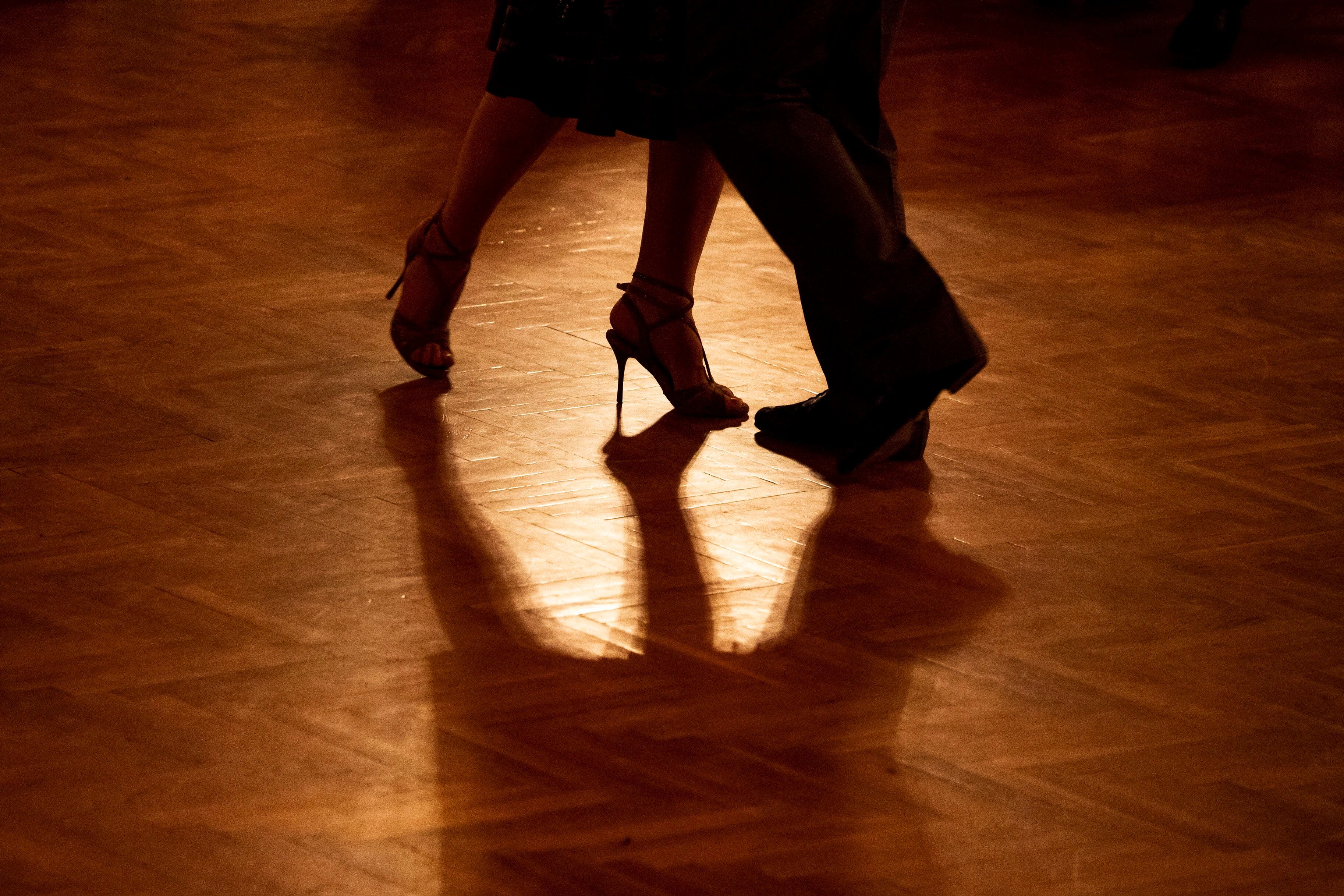 Bailar tango, tai chi y hasta artes marciales como karate o taekwondo también son beneficiosas para tener una mejor calidad de vida frente al parkinson EFE/EPA/Marton Monus
