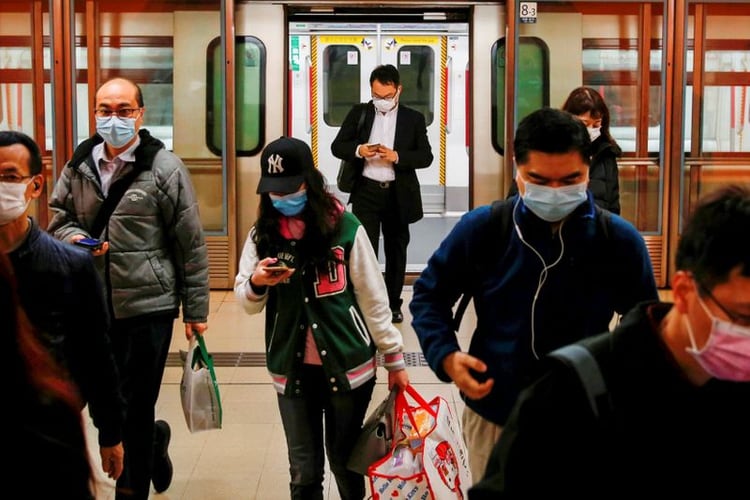 Personas con mascarillas tras el brote de un nuevo coronavirus, durante su viaje matutino en una estación, en Hong Kong, China, 10 febrero 2020 (Reuters/ Tyrone Siu)