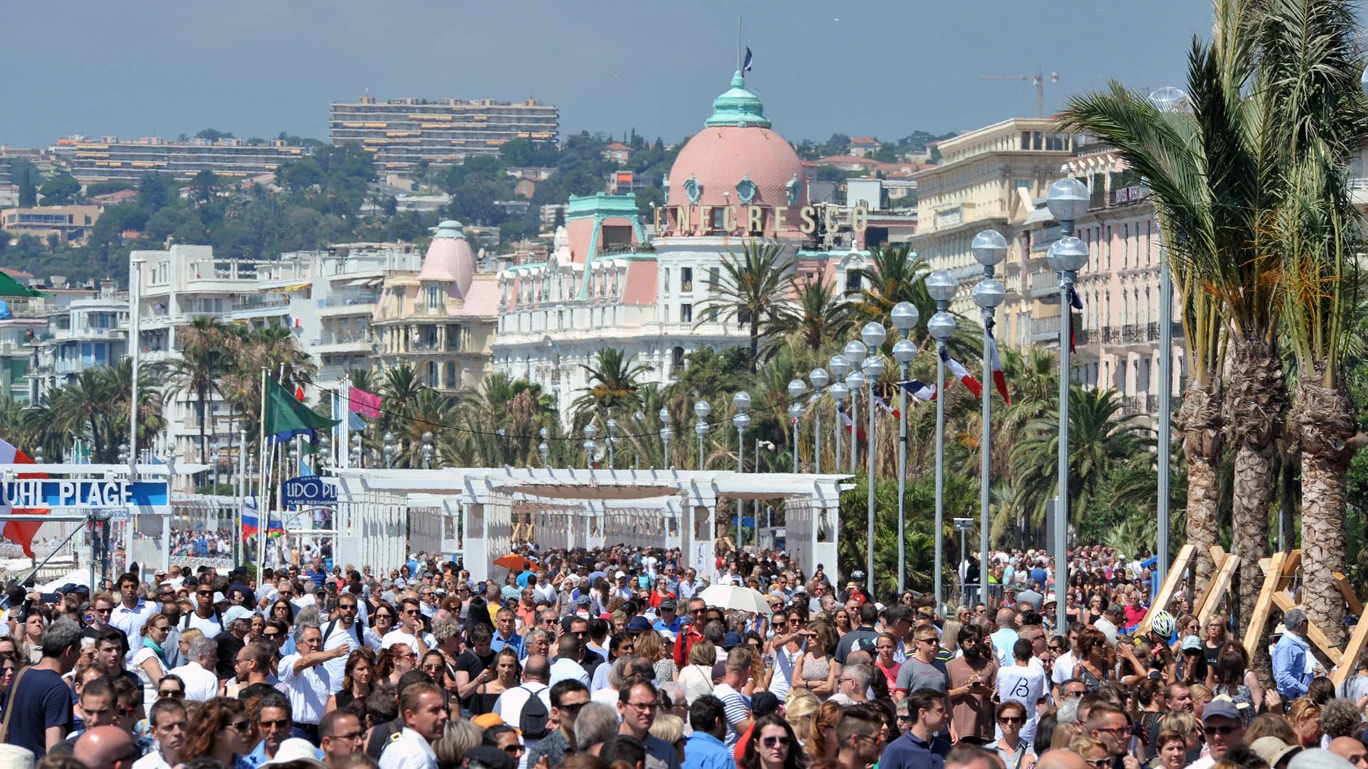 Miles de personas colmaron el paseo marítimo de Niza para recordar a las víctimas (Reuters)