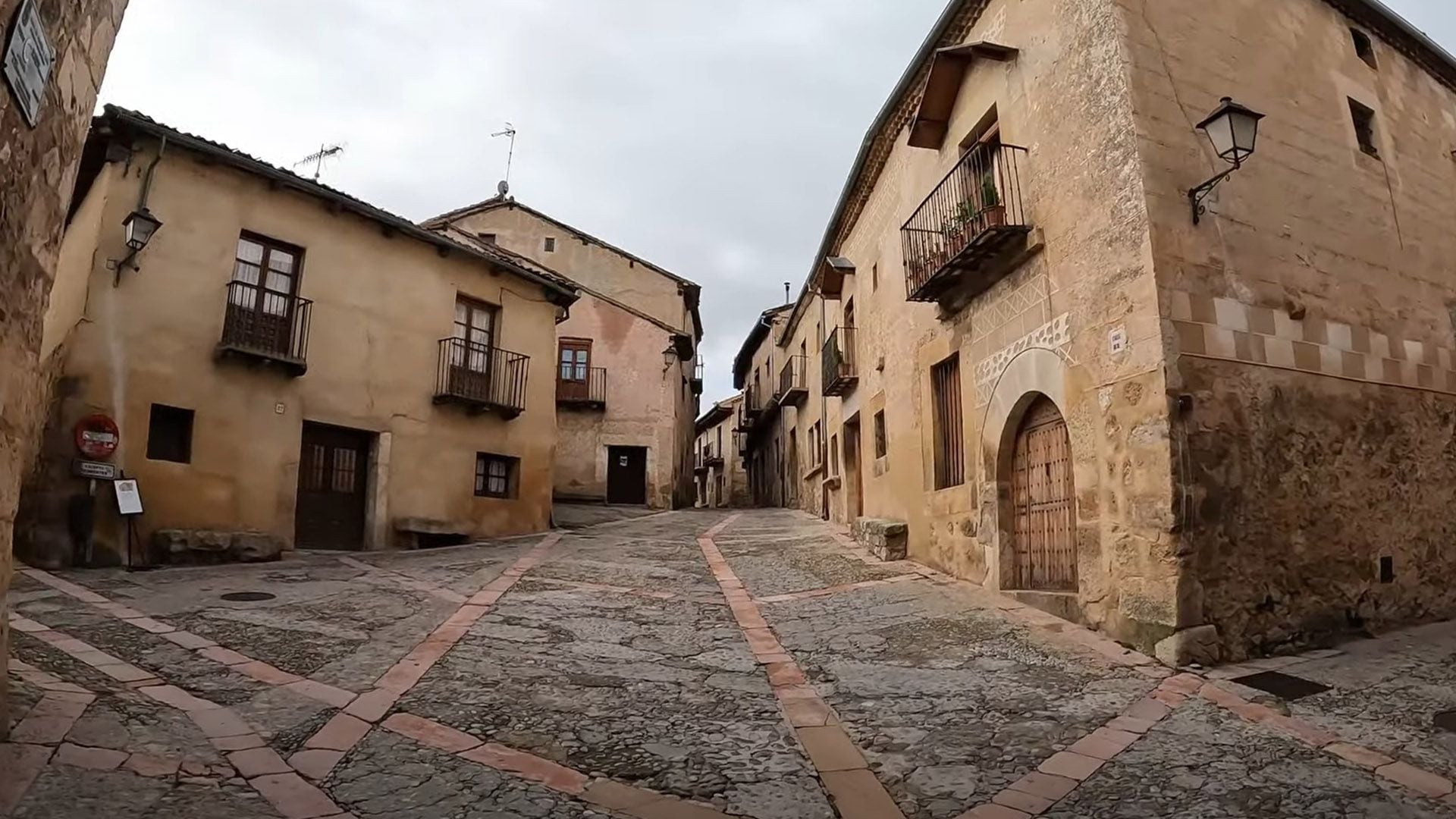 Los habitantes de Pedraza, en España, viven del turismo