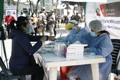 Pruebas rápidas de COVID-19 realizadas por el Ministerio de Salud a vecinos de la ciudad de Los Olivos, Lima (Europa Press)