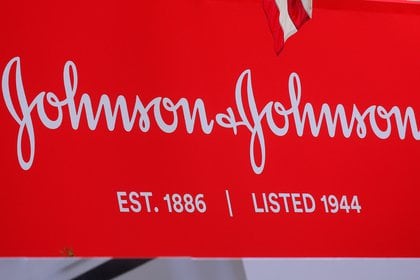 Logo de la compañía Johnson & Johnson. Foto: REUTERS/Brendan McDermid