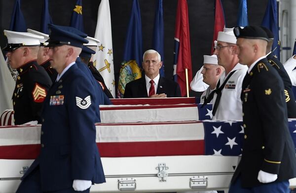 El vicepresidente Mike Pence durante la ceremonia de la llegada de los restos de los soldados muertos en la Guerra de Corea (AFP / Ronen ZILBERMAN)