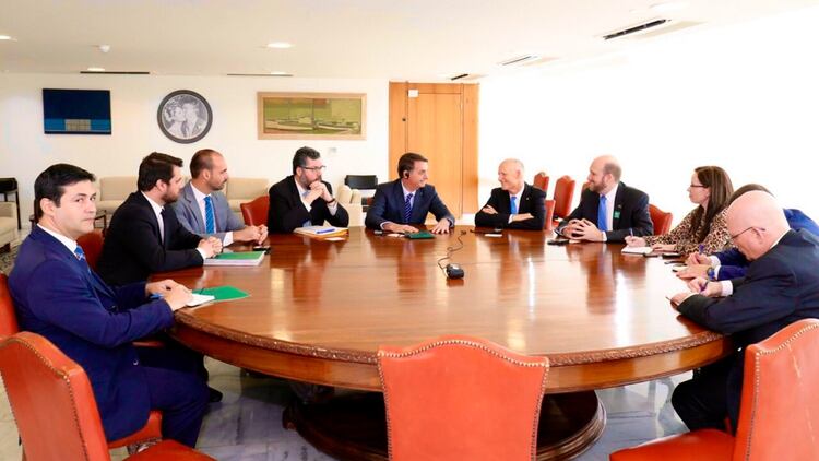 En la reunión también estuvieron presentes el canciller Ernesto Araujo y el diputado Eduardo Bolsonaro, entre otros funcionarios