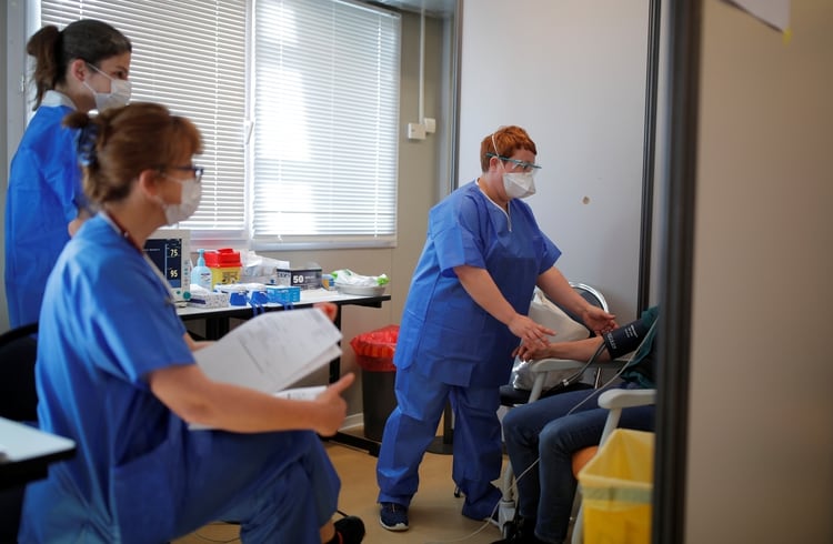 Profesionales de la salud trabajan a destajo en todo el mundo para frenar la pandemia y tratar a los infectados por el COVID-19 (REUTERS/Stephane Mahe)