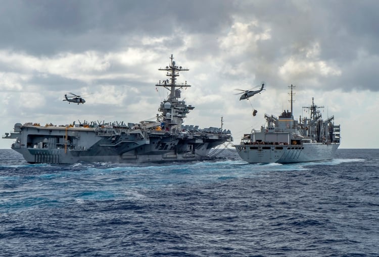 USS Abraham Lincoln recibiendo suministros en el mar (Photo by MCSN Jason Waite / Navy Office of Information / AFP)