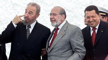 FOTO DE ARCHIVO: Los fallecidos presidentes Fidel Castro, Gustavo Noboa y Hugo Chávez (NA)