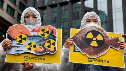 Miembros de un grupo ambientalista realizan una protesta contra la liberación de agua radiactiva en el océano desde la Central Nuclear de Fukushima; cerca de la embajada japonesa en Seúl, Corea del Sur, 13 de abril de 2021. EFE/EPA/JEON HEON-KYUN
