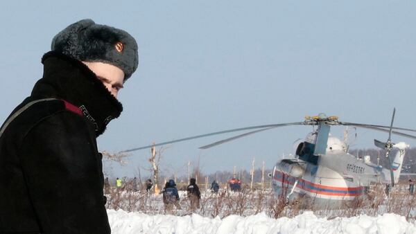 Los trabajos de búsqueda de los restos del accidente de avión en las afueras del Moscú involucran a unos mil trabajadores (REUTERS/Tatyana Makeyeva)