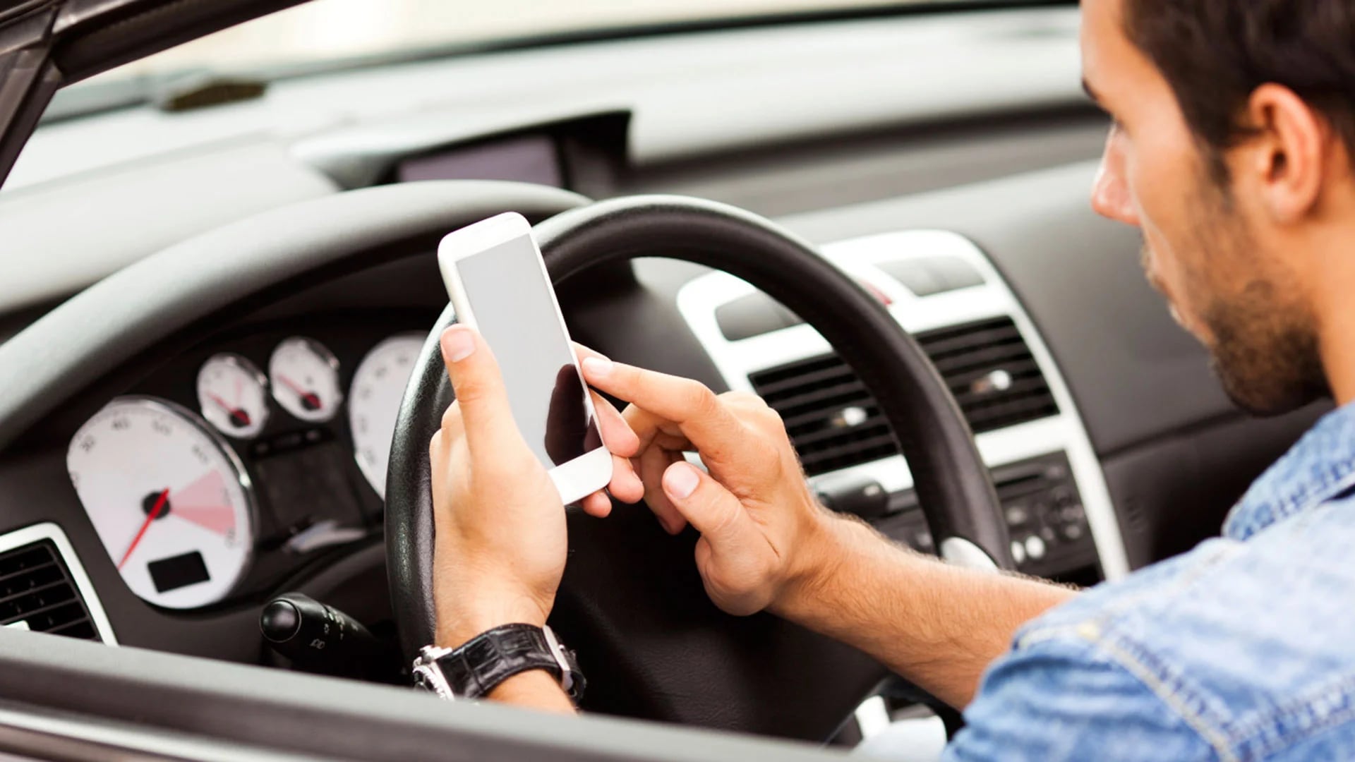 El uso del celular al volante es uno de los problemas más graves de inseguirdad vial (iStock)