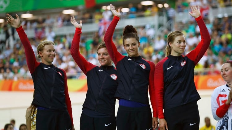 Kelly Catlin, la segunda desde la izquierda, y su equipo celebrando la medalla de plata en el Circuito de Equipos de Mujeres en los Juegos Olímpicos de Río 2016. (Foto: Bryn Lennon/Getty Images)