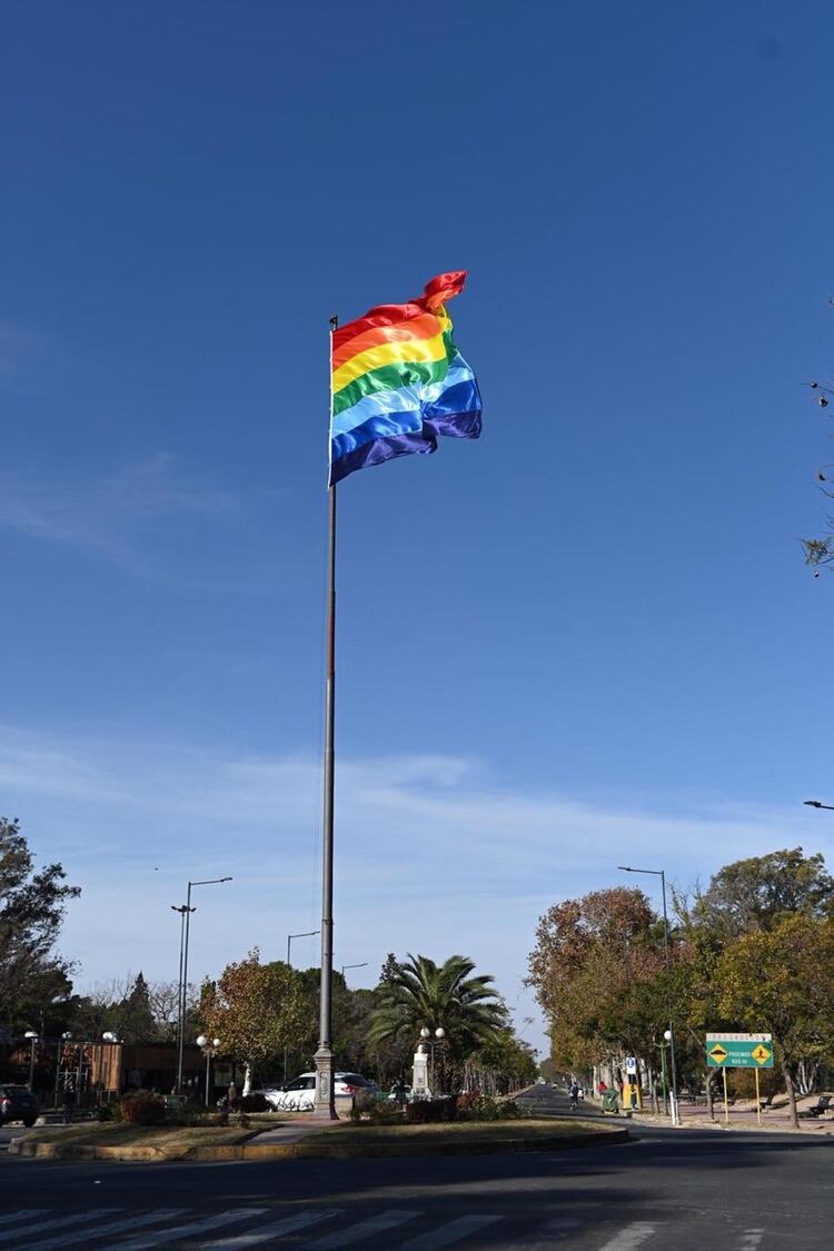 La Municipalidad de Córdoba había anunciado en los últimos días que la bandera LGBT+ quedaría de forma permanente en el mástil del Parque Sarmiento