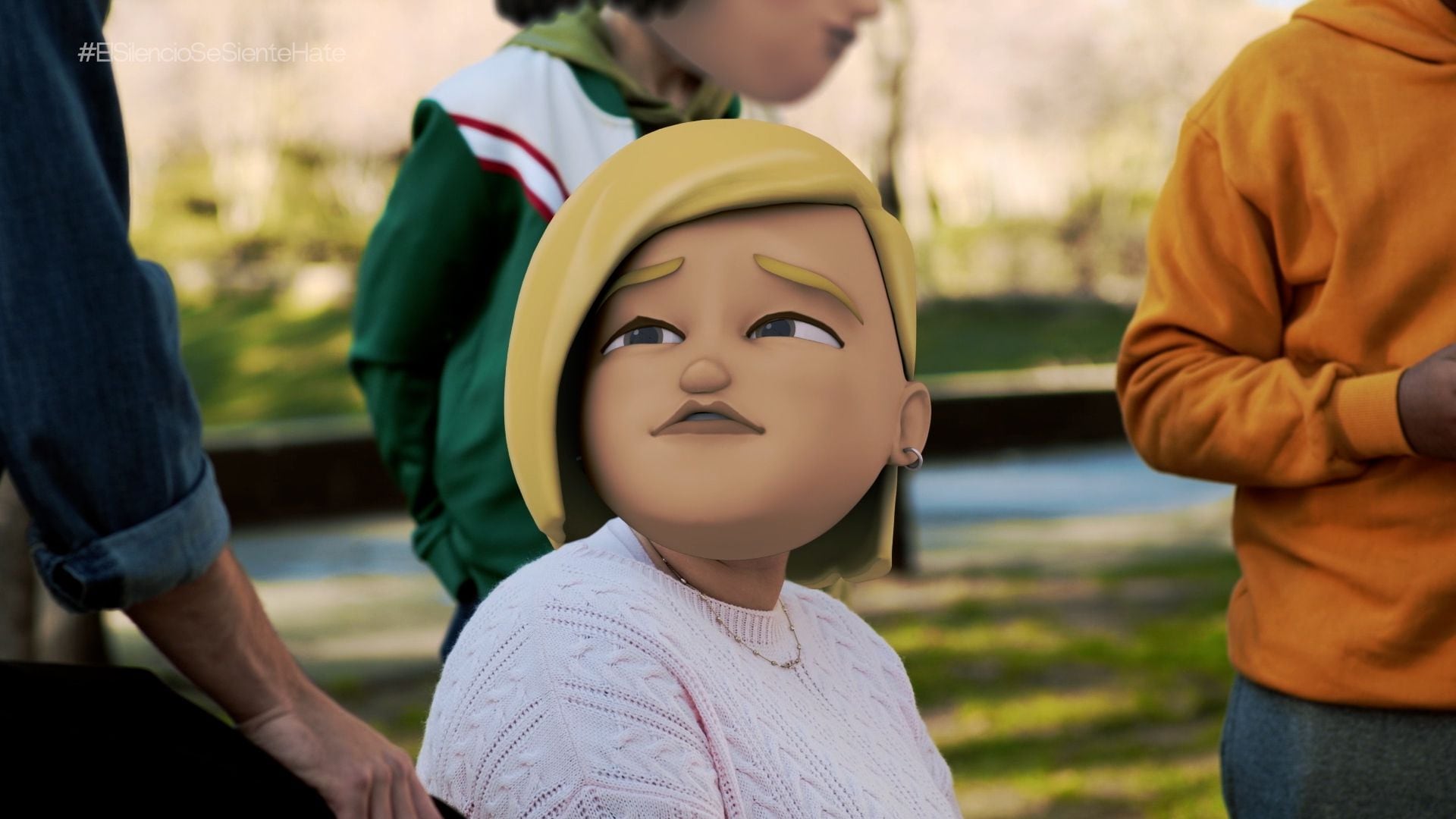 Una escena de la campaña en la que muestran cómo agreden a una joven y nadie la defiende (captura)