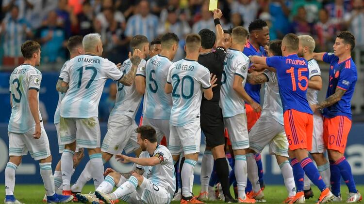 Ya pasó la patada de Cuadrado contra Messi y se armó el encontronazo entre los jugadores de Argentina y Colombia (Raul ARBOLEDA / AFP)