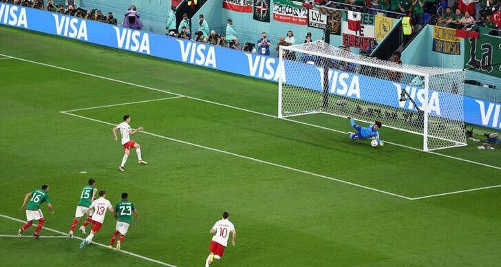 El momento exacto en que Guillermo Ochoa atajó un penal al polaco Robert Lewandowski. (Foto: REUTERS/Marko Djurica)