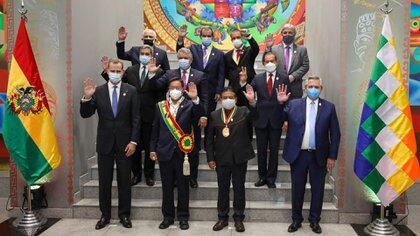 Abajo, a la derecha, El presidente Alberto Fernández posa para la foto oficial junto al resto de los mandatarios internacionales que viajaron a Bolivia