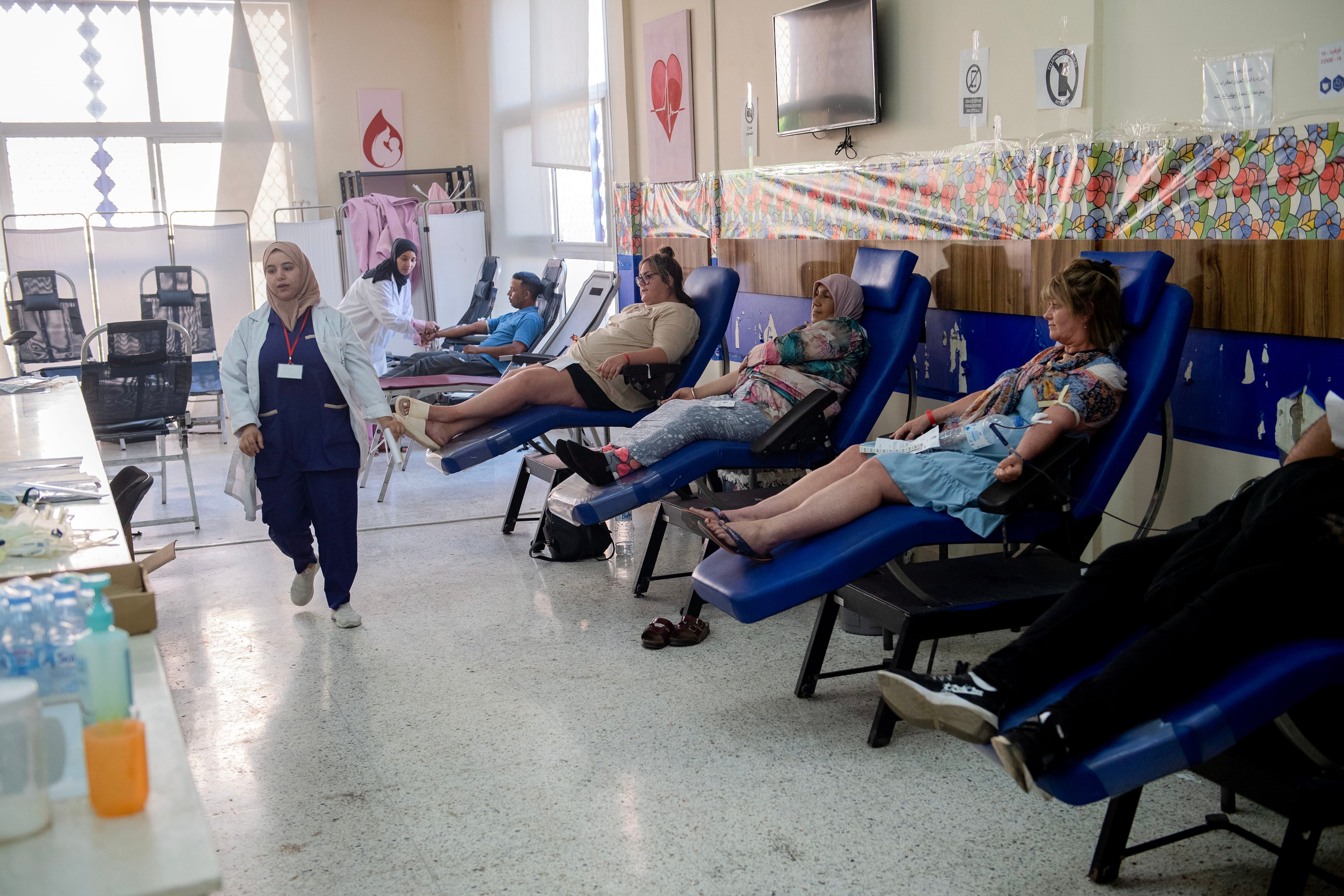 Cientos de marroquíes hacen estos días largas filas en diferentes ciudades para donar sangre para las víctimas del terremoto (EFE)