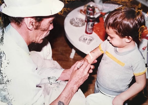 Don Ramón con un pequeño admirador, en una de las tantas fotos que su nieto Ramón Valdés Casstillo suele compartir en las redes sociales con los admiradores del actor (Twitter: @RamnValdsCasti1)