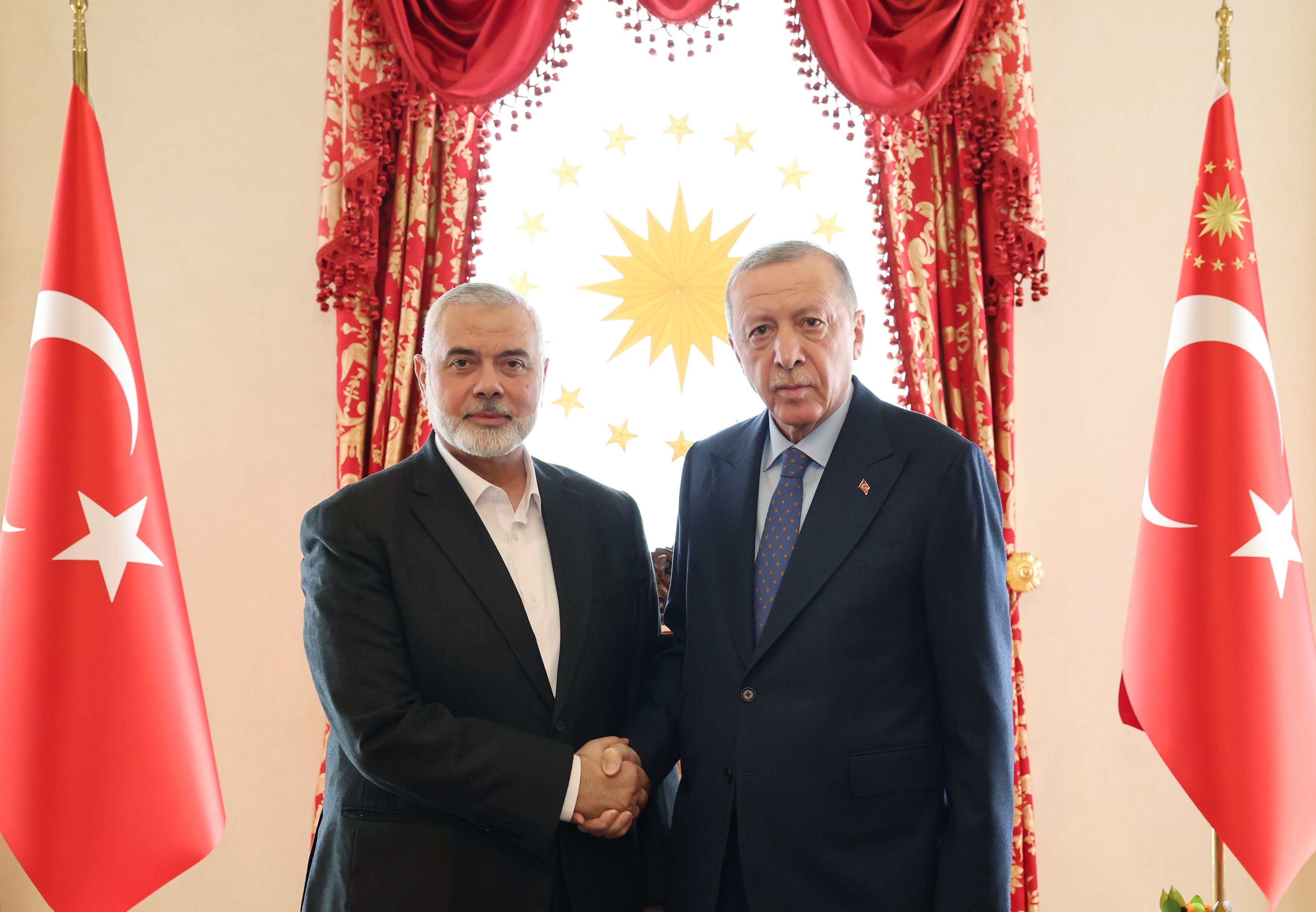 El presidente turco Recep Tayyip Erdogan (D) y el líder de Hamas, Ismail Haniyeh (I) durante su reunión en Estambul. (EFE/EPA/Presidencia turca) 