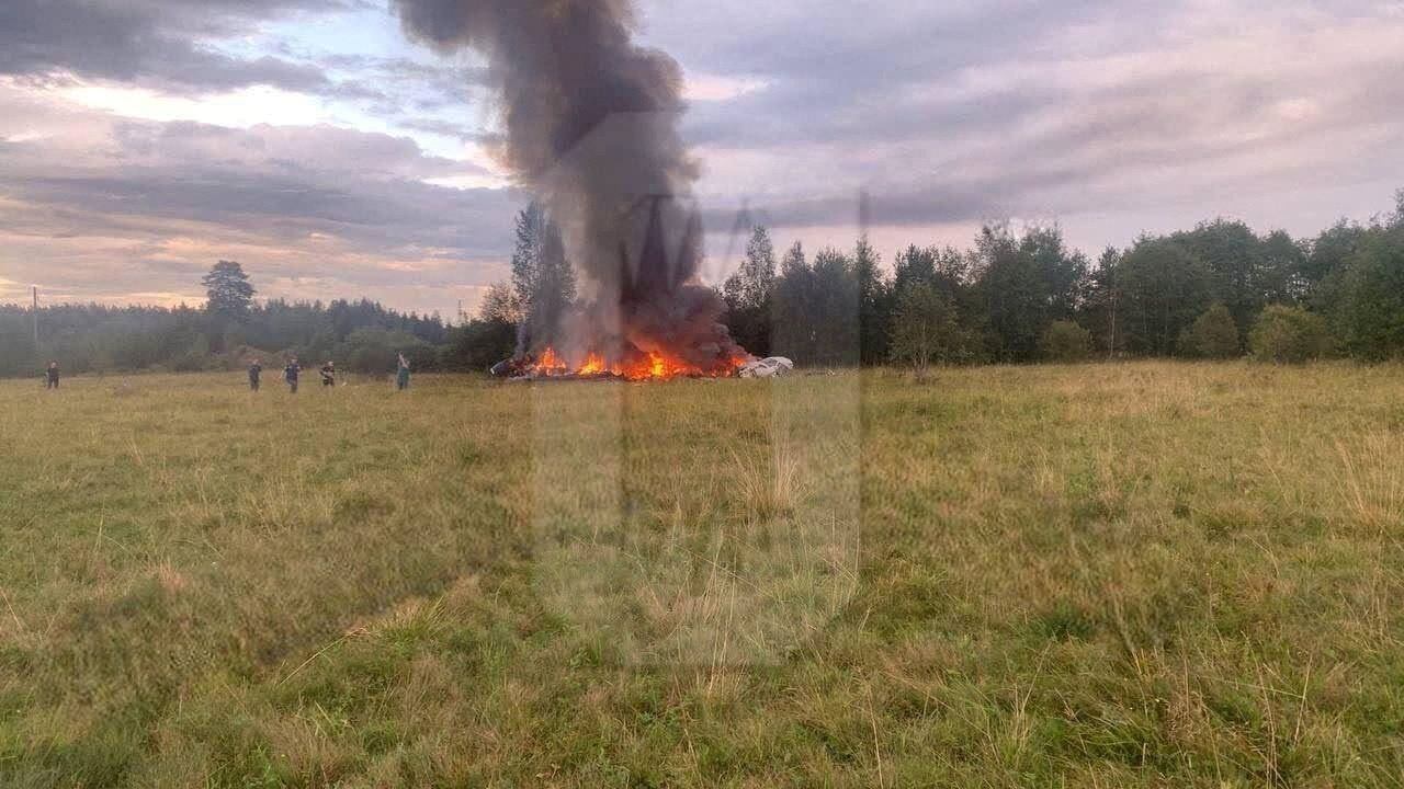 Imagen del avión ardiendo en el medio de un campo cercano a Moscú donde figuraba Prigozhin como uno de los pasajeros. No hubo sobrevivientes. (Ostorozhno Novosti/Handout via REUTERS) 