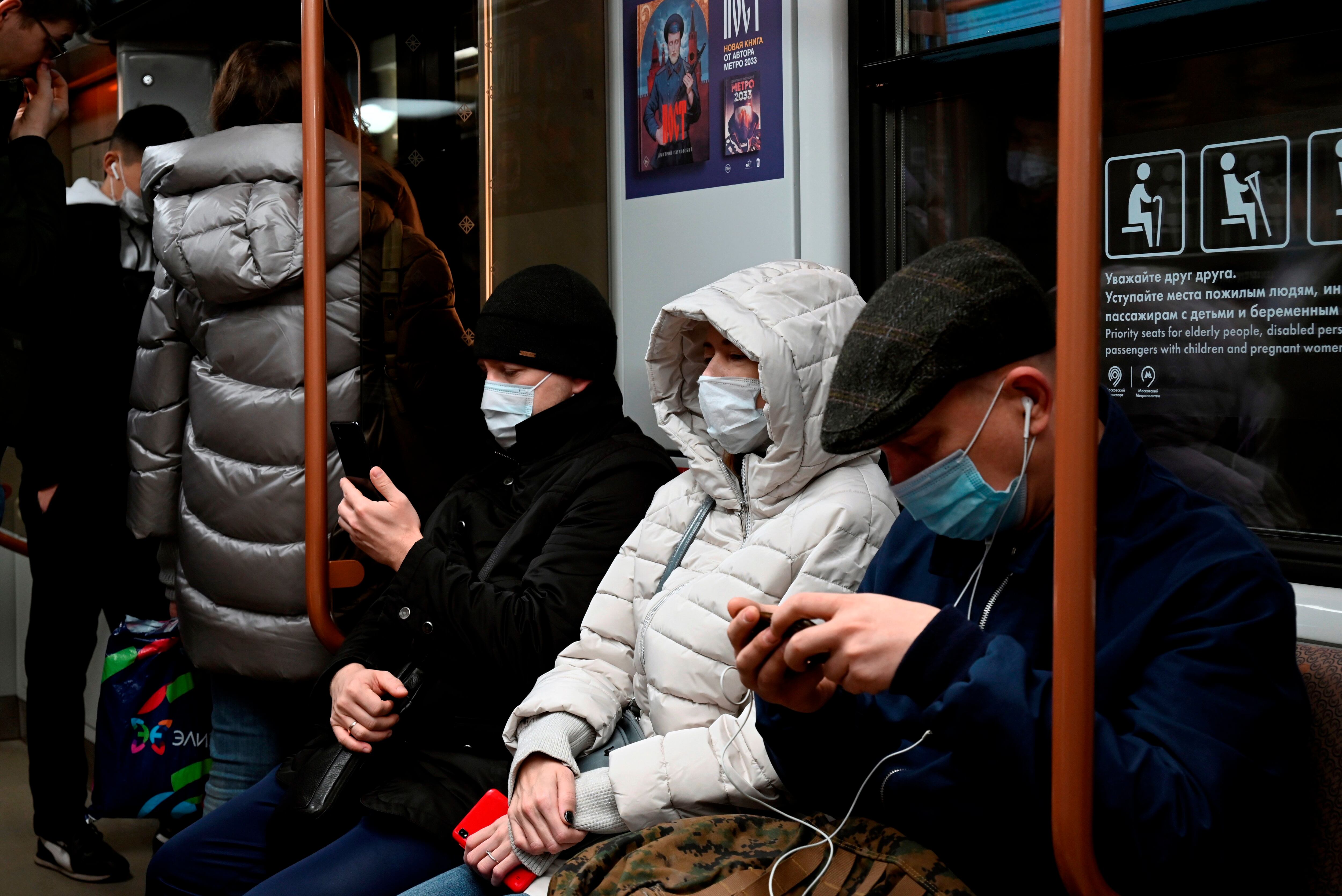 Varios pasajeros con mascarilla en el metro de Moscú. EFE/ Ignacio Ortega