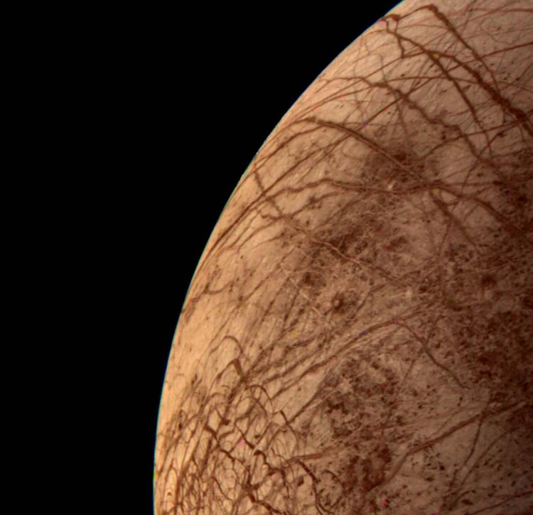 La intriga sobre Europa. El 9 de julio de 1979, la misión Voyager 2 tomó esta imagen de la luna de Júpiter 